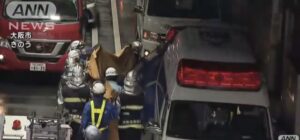 救急車と消防車が事故現場に多数